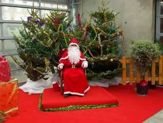 Naos Location loue costume pere noel pour décor à thème Noel livrée sur la france entière, Lorient, Quimper