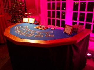 Naos Location loue table casino stud poker pour décor à thème. Théme casino, Las Vegas, Saint-Malo  Cannes
