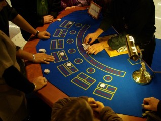 Naos Location loue table casino stud poker pour décor à thème. Théme casino, Las Vegas, Evreux Dreux