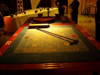 Naos Location loue table casino boule pour des soirées et décor à thèmes tels que casino, Las Vegas, Saint-Malo Rennes