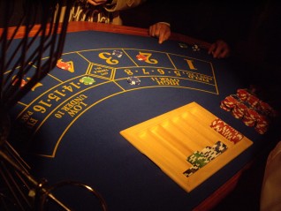 Table casino merisier chuck a luck, décoration pour anniversaire thématique casino royal, poker, Las Vegas, Quimper Brest