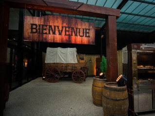 Portique bois entrée sortie en loc pour décor thématique Far-West Livraison sur Monaco, Bordeaux, Brest.