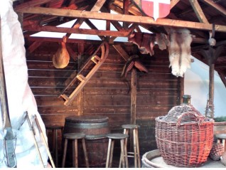 Cabanon avec poutres apparentes pour décor à thème pêche