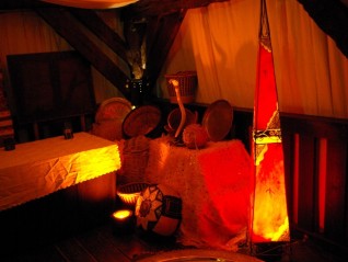 Lampe en fer forge - peau rouge en location pour soirée d'entreprise à thème oriental, 1001 nuits, Brest Morlaix
