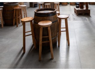 Tabouret bois à la location pour la création de décor thématique guinguette, gaulois, mange-debout, Fougères, Vannes