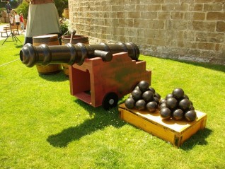 Boulet de canon en pile de 14pcs, décor pirate, corsaire, livraison dans toute la France, Dinan, Saint-Brieuc