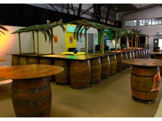 Bar tonneau en location mobilier pour réalisation décor corsaire, exotique sur St Malo, Paris, Marseille.