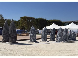 Location de Menhir GM 2.40m idéale pour un décor de thème moyen âge sur Paris et Laval.