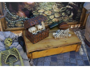 Squelette humain caoutchouc, spectacle pirates, thème corsaire, Alençon Lille