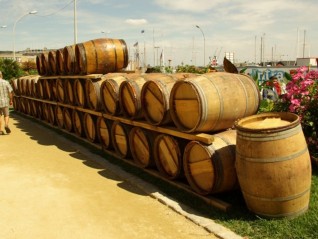 Fut 200 litres en location pour la réalisation de scénographie corsaire, foire au vin.. Cherbourg, Fougères