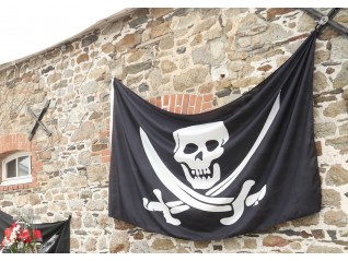 drapeau pirate 2 épées, matériel déco pour soirée à thème corsaire, Reims Tours