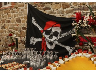 Drapeau pirate foulard rouge, accessoire décoratif pour prestation autour du thème pirate, corsaires, Rennes, Fougères