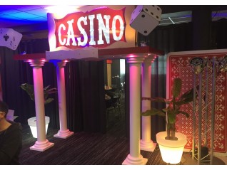 Entrée casino: enseigne, colonne, carte, matériel déco pour anniversaire thématique casino royal, Nantes Angers