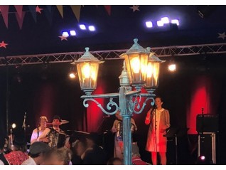 Lampadaire 3 lanternes, déco en location pour spectacle autour du thème parisien, cabaret, Moulin Rouge, Caen Rouen