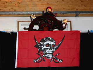 Drapeau pirate fond rouge, location décor corsaire pour fête thème corsaire pirate, Le Mans Fougères