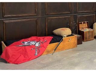 Drapeau pirate fond rouge en loc pour événement à thème corsaire, pirate, Vannes Saint-Brieuc