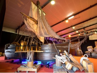 Location bateau pour événementiel réalisation de décor soirée corsaire, pirate, brésil pour salon et foire, Paris, Lille