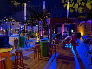 Location de mobilier pour événement privé. Livraison dans toute la France.