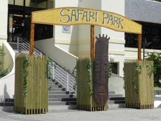 Portique safari park avec habillage en loc pour décor thématique